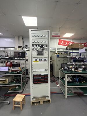 Inverter modulare ad alta efficienza per uso industriale con ingresso 230VAC/3x400VAC e uscita fino a 90kVA