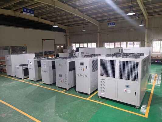 Chiller Modulare a Vite Raffreddato ad Aria a Manutenzione Facilitata - Grande Capacità di Raffreddamento Industriale